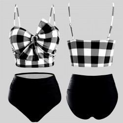 Bikini vintage pinup con top a quadri e fiocco e slip nero vita alta